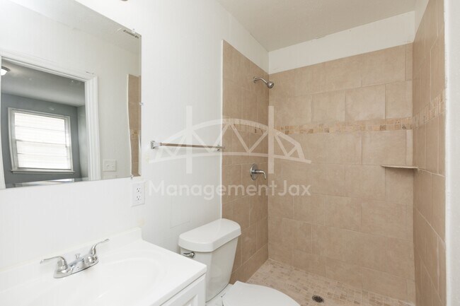 Building Photo - 2325 Westbrook Cir N