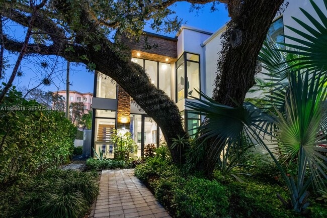 Building Photo - 310 SE 11th Ave