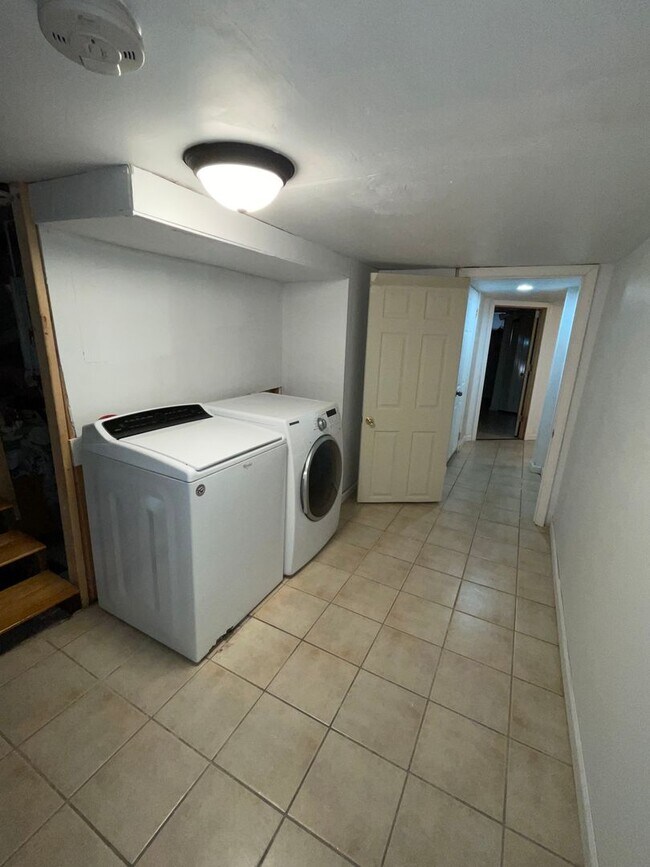 Building Photo - Bright, Spacious Single Family in Central Lowell, 4/5 Bedrooms, Off-street parking