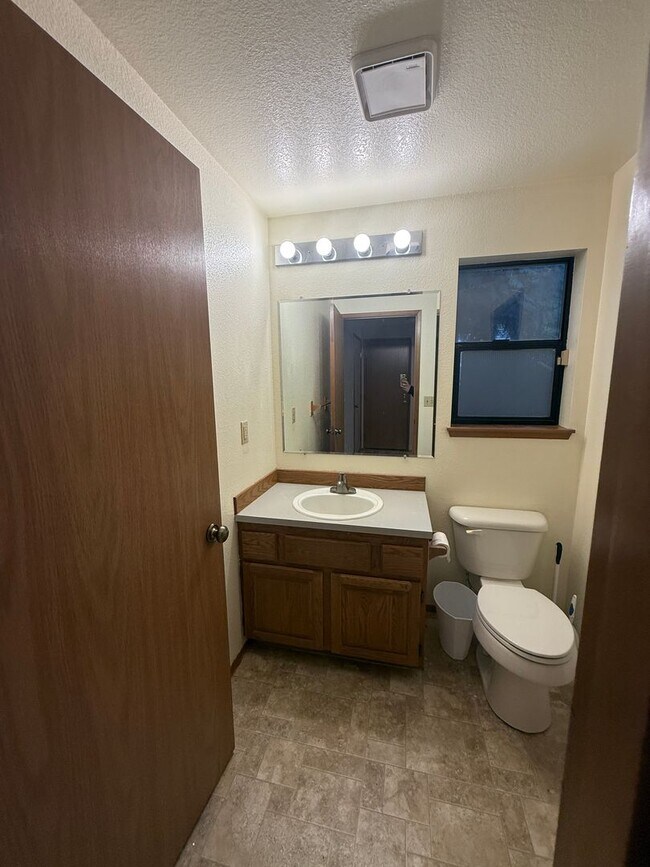 Building Photo - 3 BED 2.5 BATH WITH DAYLIGHT BASEMENT & BONUS ROOM - SPACIOUS CORNER LOT