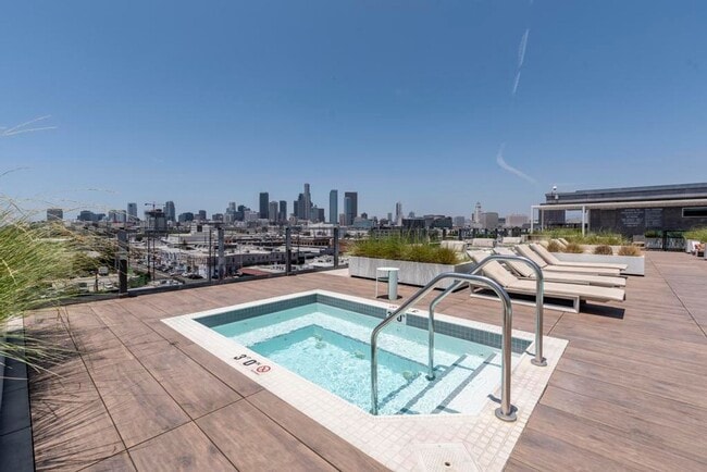 Building Photo - 527 Molino St