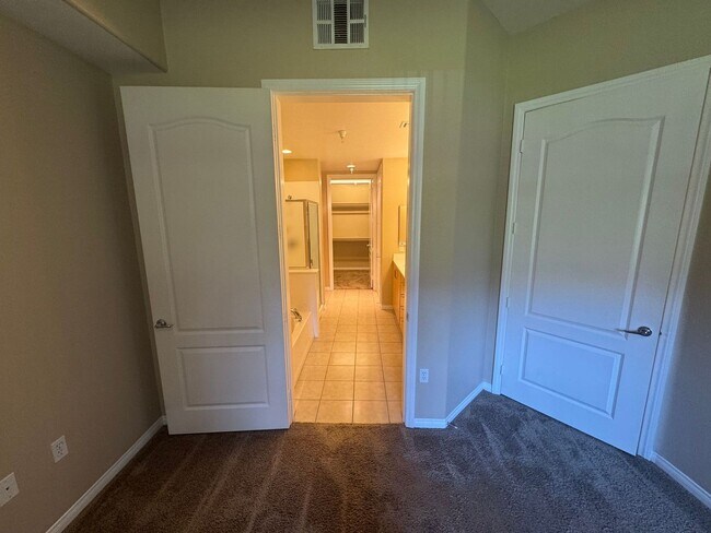 Building Photo - SPACIOUS BOTTOM FLOOR 2 BEDROOM IN THE GATED MANHATTAN CONDOS