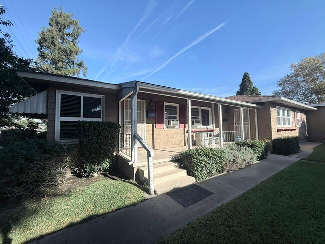 Building Photo - 504 N Hollywood Way