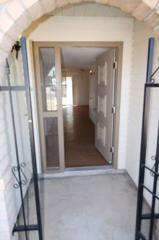 Building Photo - Spacious 4bd/2ba Featuring Central A/C and Large Private Yard