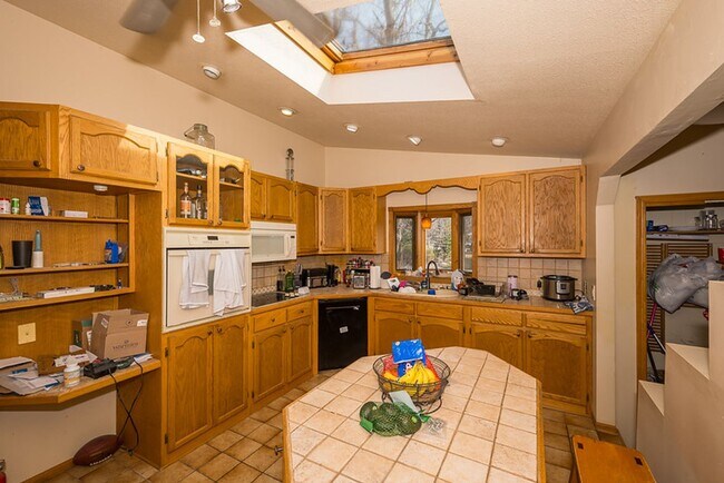 Building Photo - Great 4 Bedroom/2 Bath Home near UND!