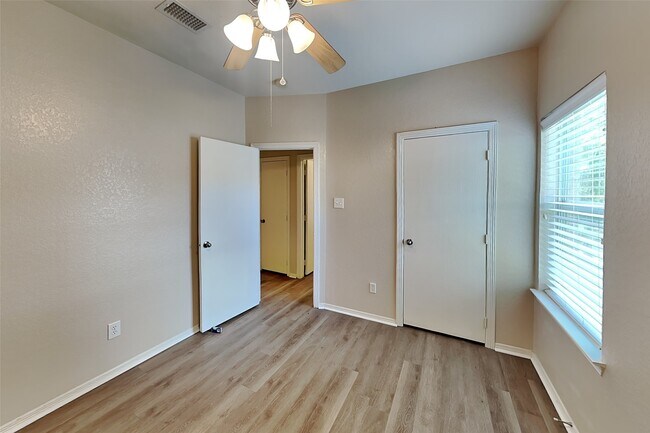 Building Photo - 285 Mesa View