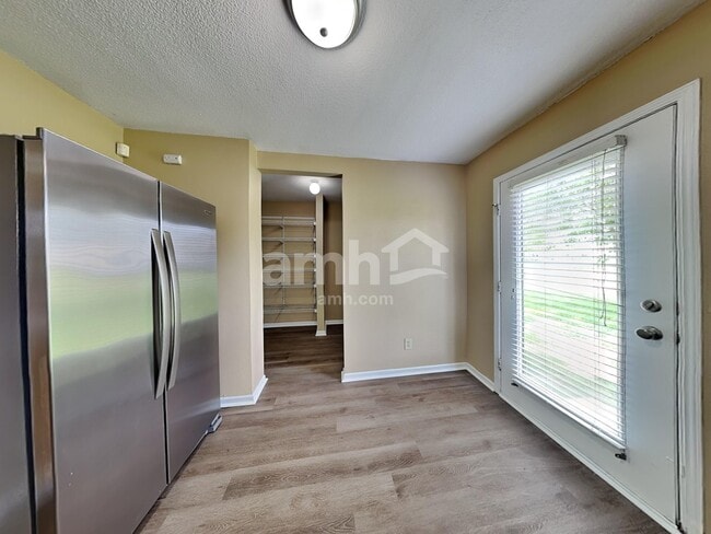 Building Photo - 944 Stonehurst Dr