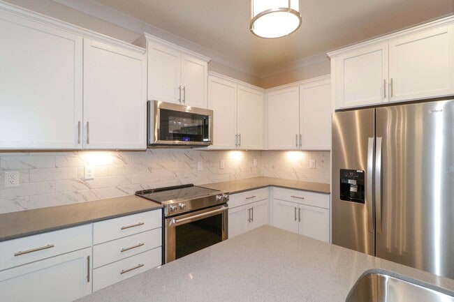 Building Photo - 2 Bedroom / 2.5 Bathroom Townhouse in Concord