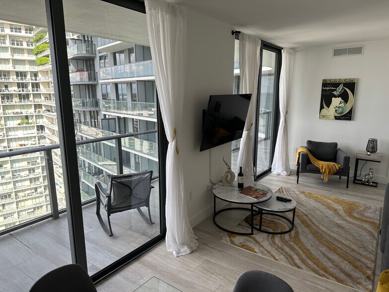 Building Photo - 121 NE 34th St