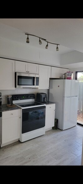 Building Photo - 5647 Summerside Ln