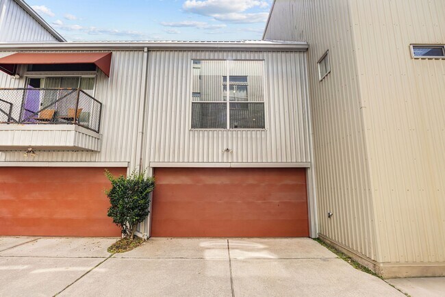 Building Photo - 824 Ruthven St