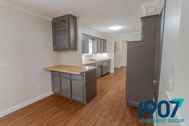 Building Photo - 1201 Kings Ct