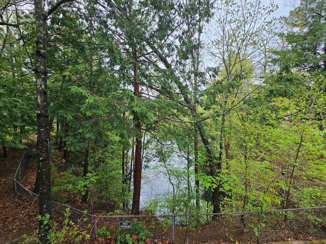 Building Photo - 1 Bedroom, 1.5 Bath Quarry Townhouse