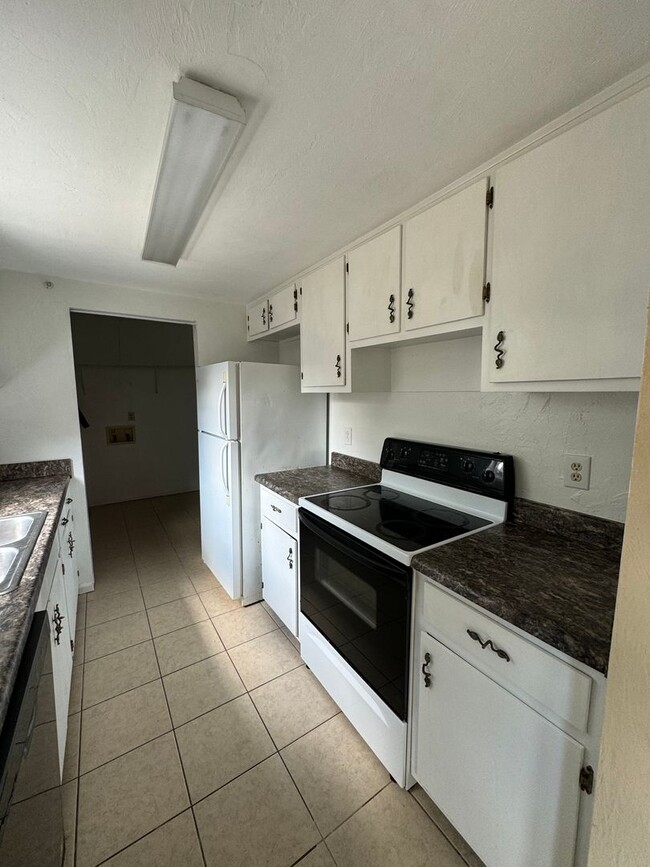 Building Photo - Freshly Updated, Cozy 2 bed 1.5 Bath Townh...