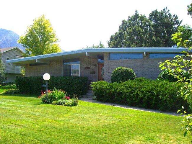 Building Photo - Awesome 3 Bedroom Holladay ground floor un...