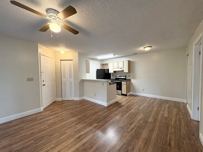 Building Photo - Lake Mary Condo ~ Fresh Paint, Laminate Flooring, Fantastic Amenities!