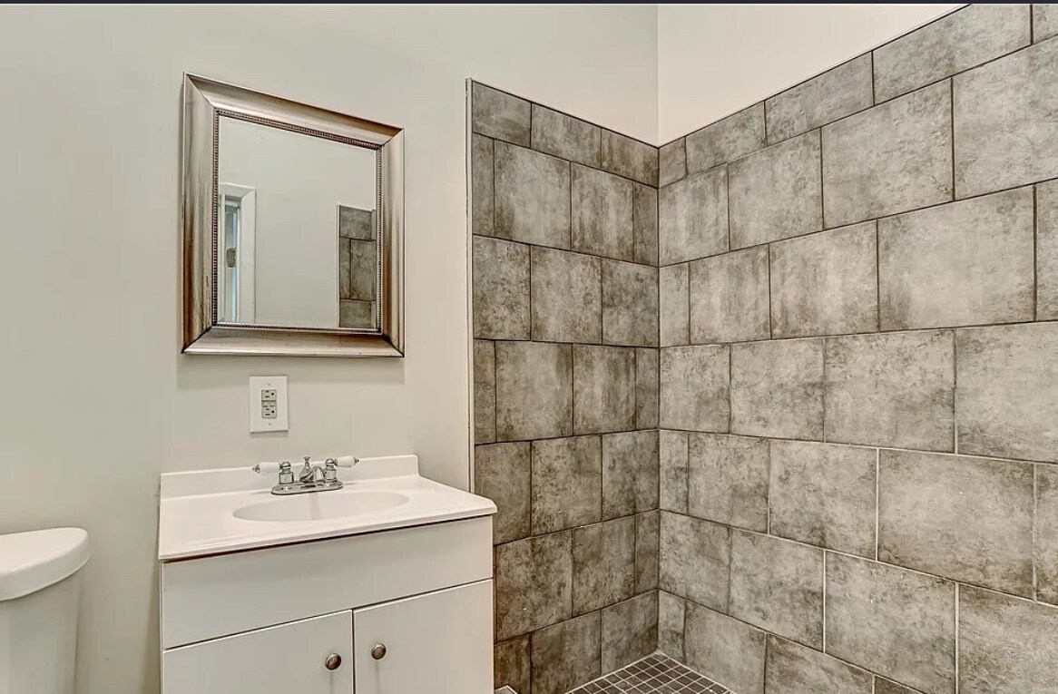 Building Photo - 520 E Waldburg St