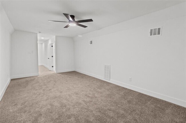 Building Photo - 702 Cedar Ln