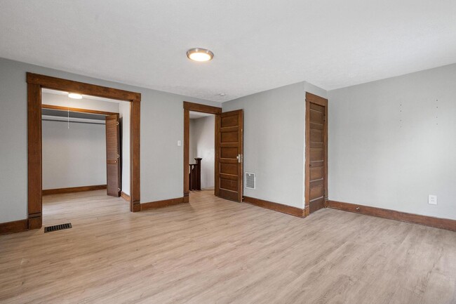 Building Photo - Large 4 Bedroom Home