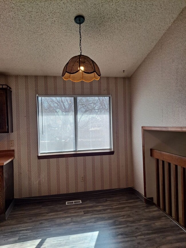 Building Photo - ALL PROSPECTIVE TENANTS MUST SUBMIT A $58 ...