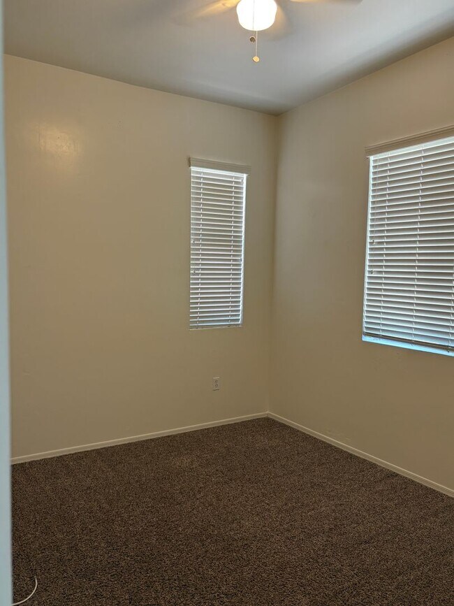 Building Photo - Must See 3 bedroom home! Near Downtown and...