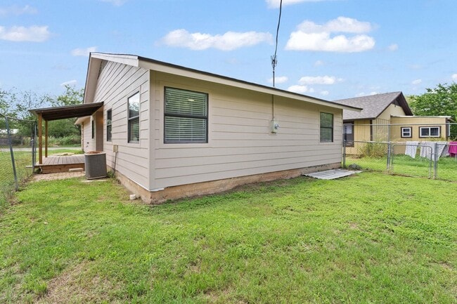 Building Photo - 609 Aspen Ln