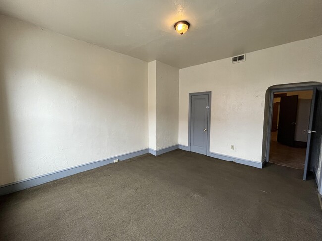 Building Photo - 402 E Market St
