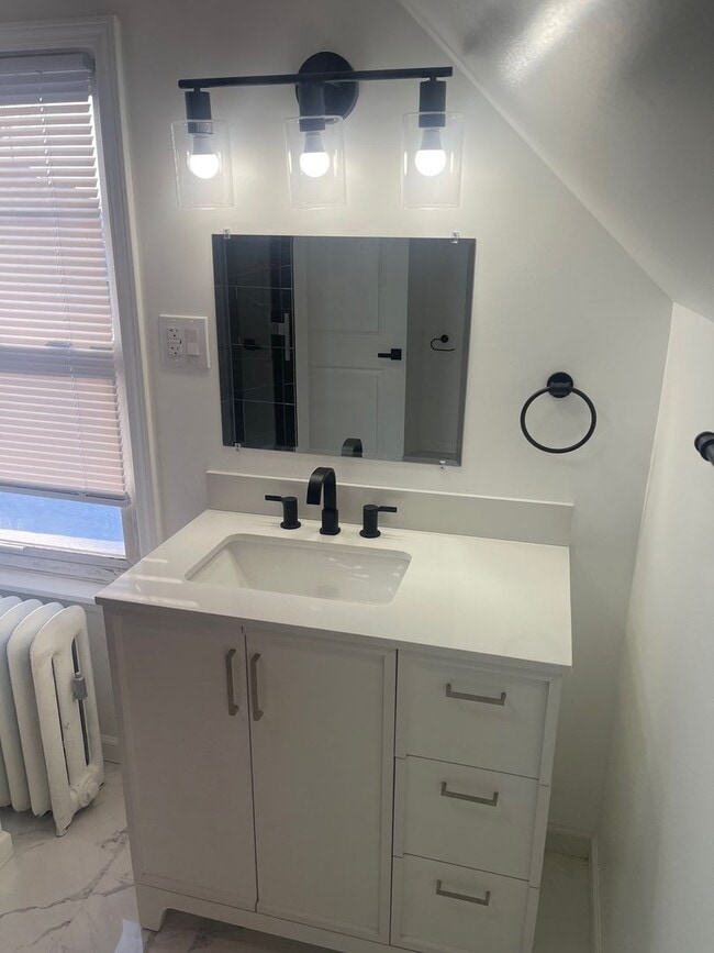 Building Photo - 3 bedroom, 2.5 bath - Modern Home in Wyandotte!