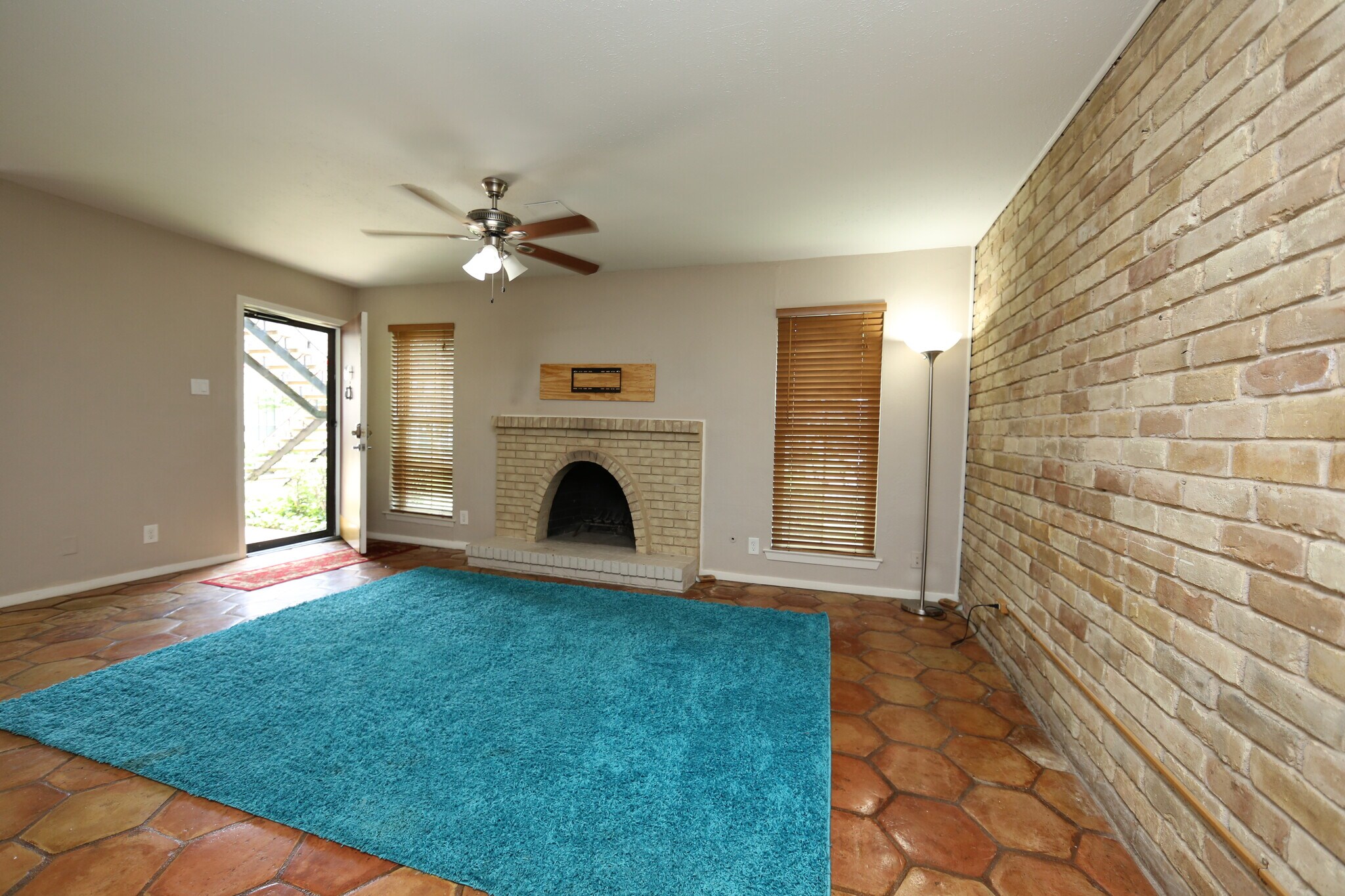 Building Photo - 7727 Meadow Park Dr