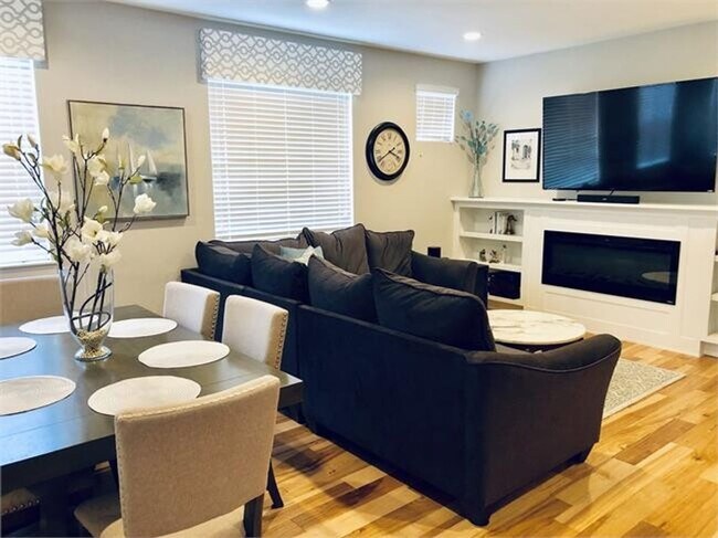 Building Photo - Four Bedroom Townhome with 2-car Garage Available for Rent in Longmont