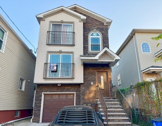 Primary Photo - 942 Olive St