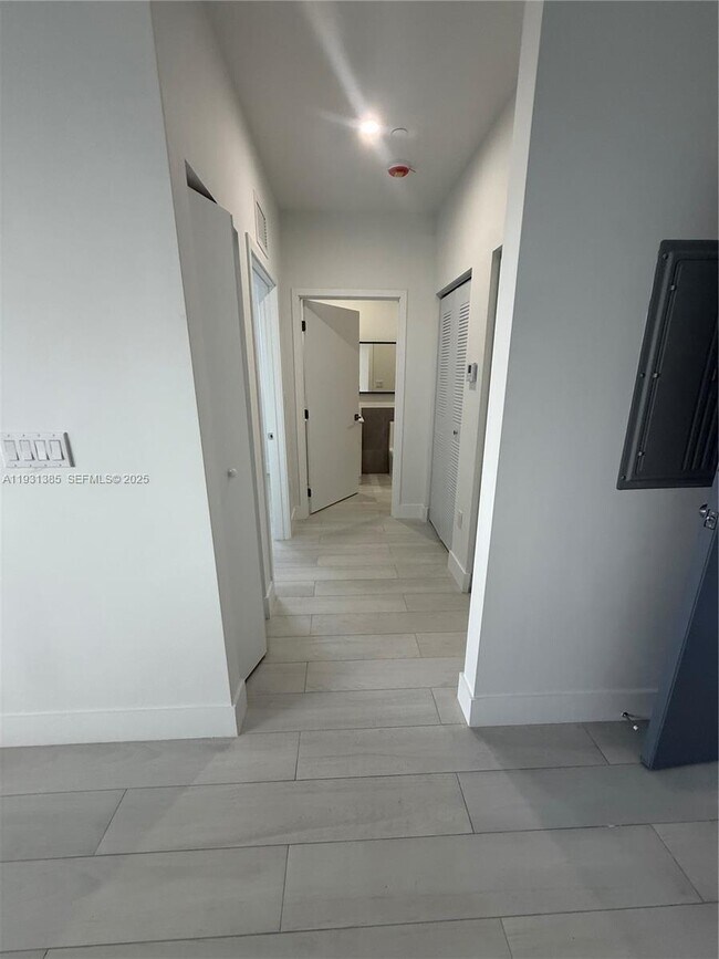 Building Photo - 1091 E 17th St