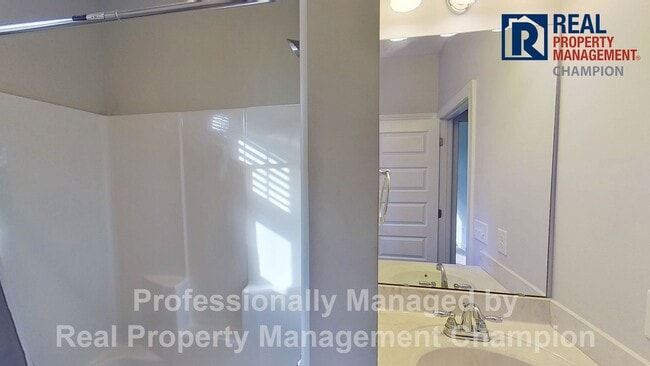 Building Photo - Beautiful Home in Hampstead on Spacious Lot