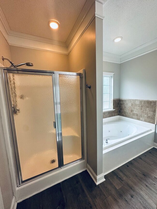 Building Photo - 406 Brookewater Ln