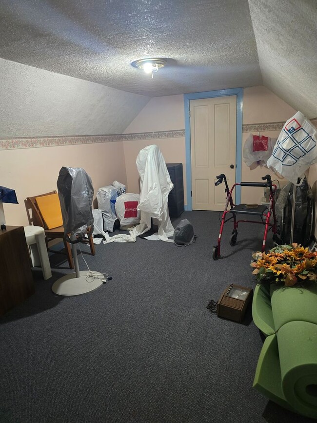 Building Photo - Cozy Home
