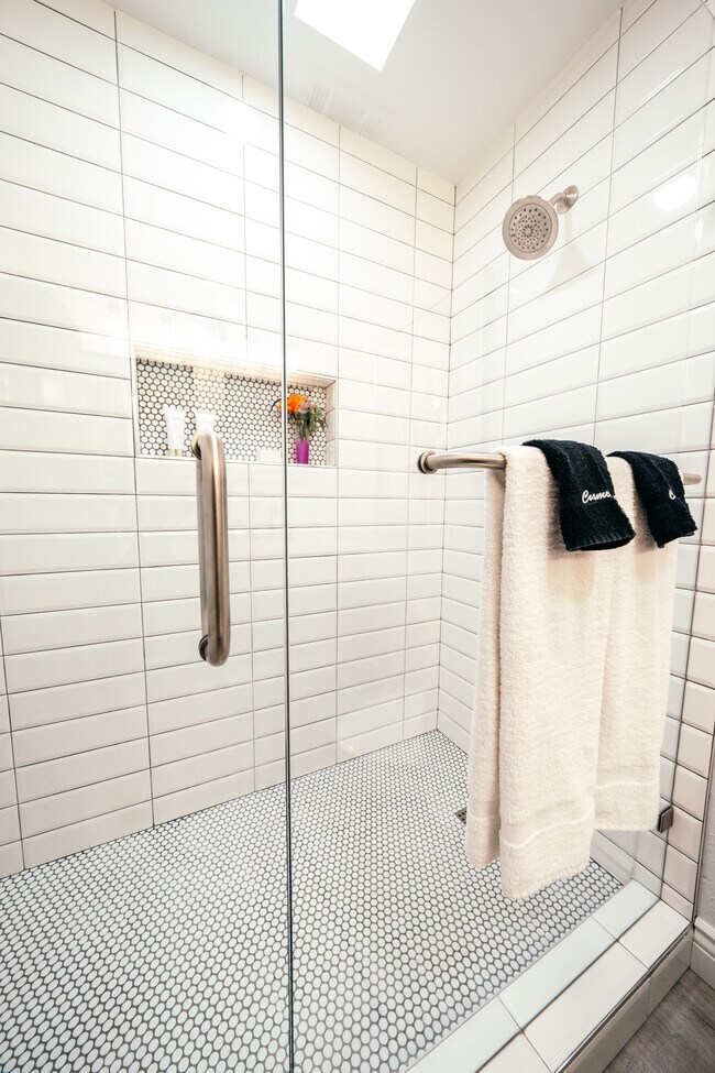 Building Photo - 1605 SE P St