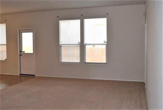 Building Photo - Cozy one story 3 bedroom - 2 bathroom open...