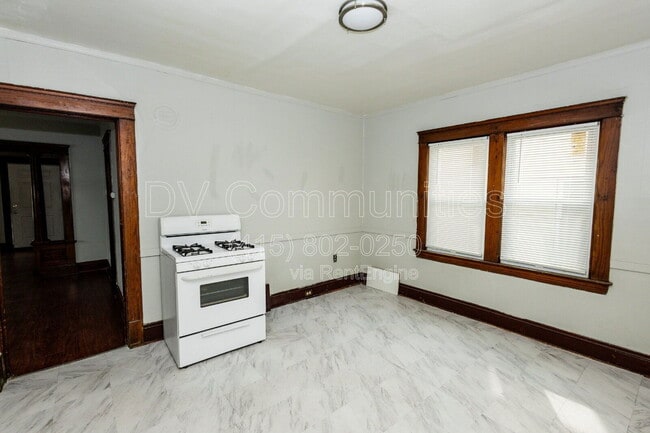 Building Photo - 3131 W 58th St