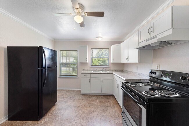 Building Photo - Lovely Brick 3 Bed/1 Bath Home w/ Large Covered Deck Back Porch w/ Fully-Fenced Yard