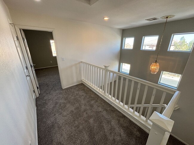 Building Photo - Beautiful 4Bed/2.5 Bath/2Car 2 Story Home nestled in this beautiful Southwest Community near Rhod...