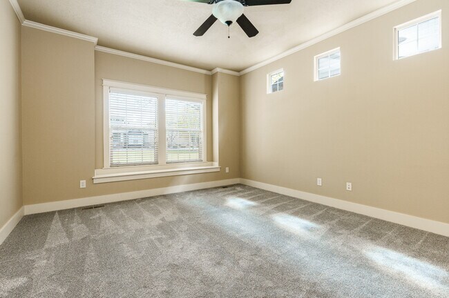 Building Photo - 994 E Winding Creek Dr