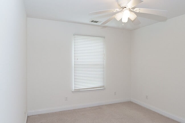 Building Photo - Three Bedroom House with Gated Backyard