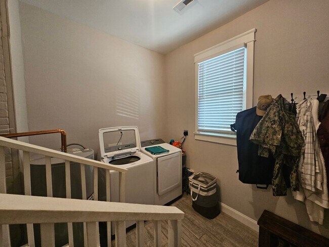 Building Photo - 3000 Peronne Ave