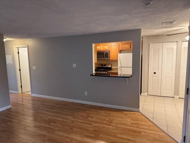 Building Photo - 2 Bedroom Condo for Rent - Tyngsboro