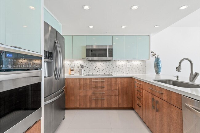 Building Photo - 400 S Pointe Dr