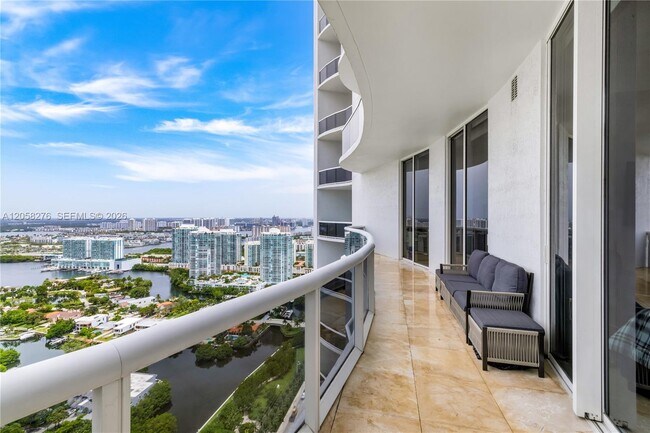 Building Photo - 16001 Collins Ave