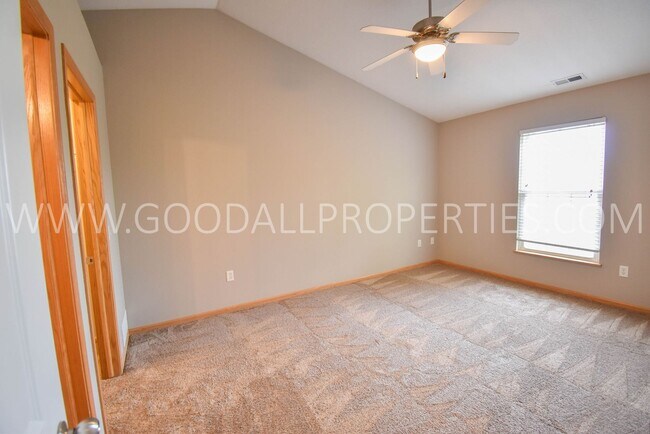 Building Photo - 2 Bedroom, 2.5 bath townhome in Urbandale ...