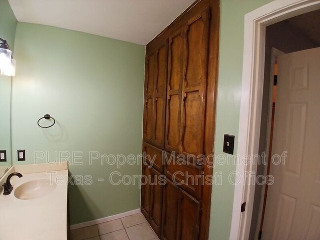 Building Photo - 4033 Sandy Hollow Creek Dr