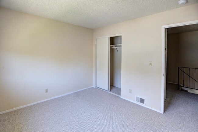 Building Photo - Move in ready