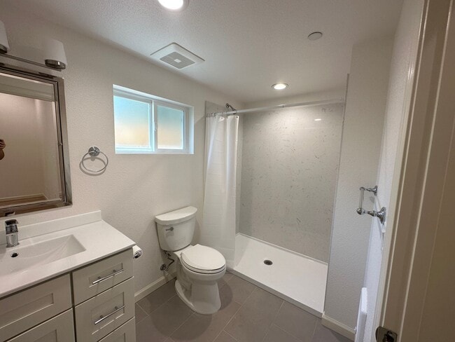 Building Photo - Newly Renovated 3 Bedroom 2 Bathroom Close to Town